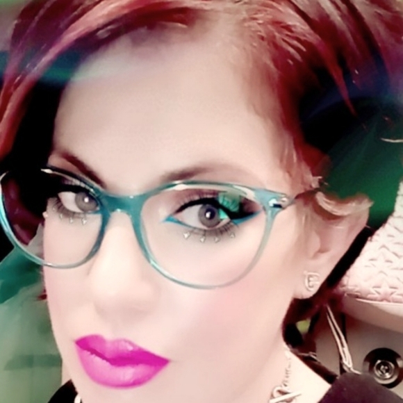 Meet your Posher, Nicole - Picture 1 of 1